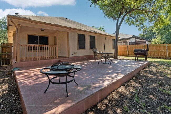 Building Photo - 2100 Desco Dr