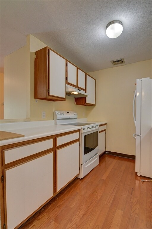 Building Photo - 15 Bower Rd