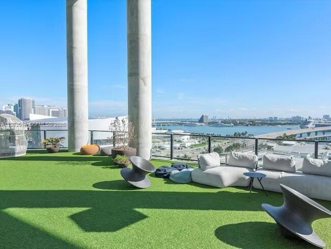 Building Photo - 398 NE 5th St