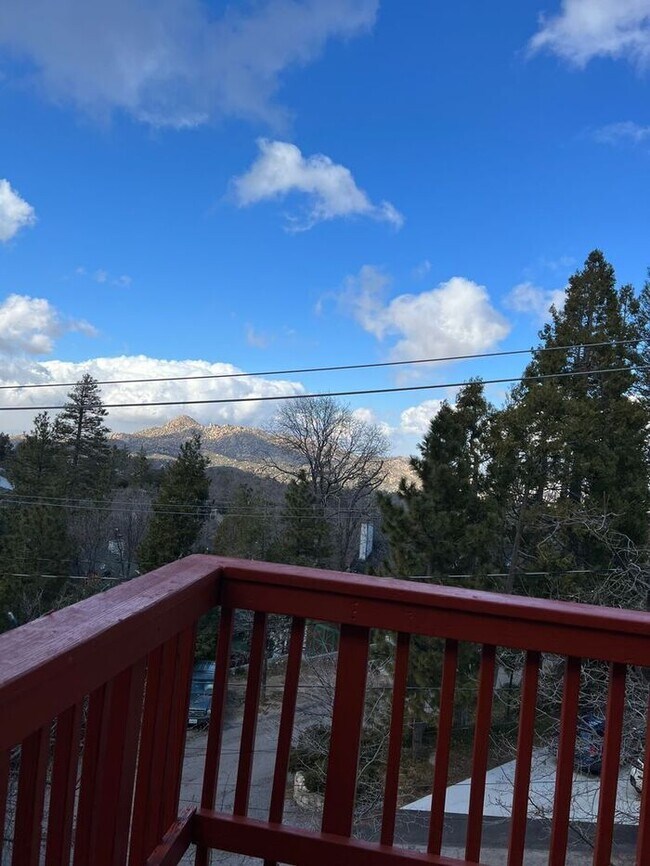 Building Photo - 3 bedroom/ 3 bath. Fully furnished ready f...
