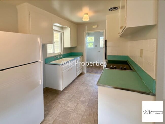 Building Photo - Cute duplex near downtown with new paint and carpets