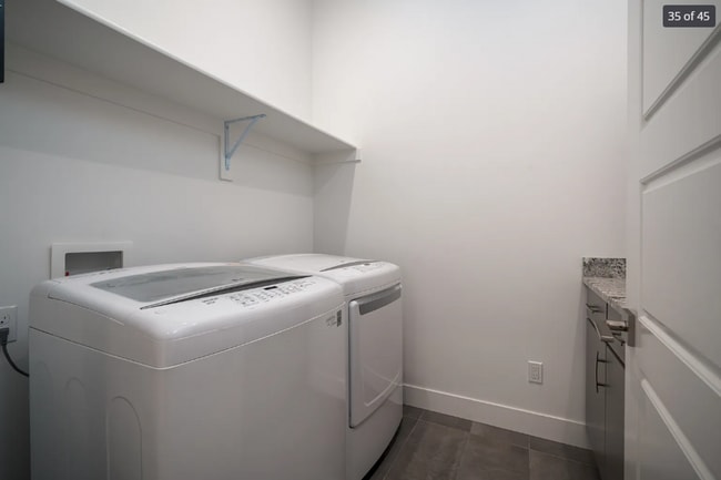 Building Photo - Stunning 5-bedroom, 4.5-bath home