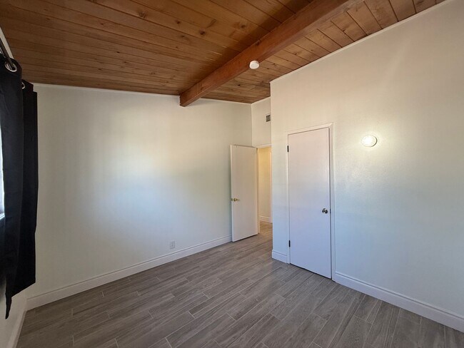 Building Photo - Palmdale 4 bedroom + 2 Bathroom