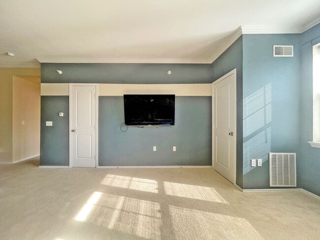 Building Photo - Sparkling Condo in Southwest Station with ...
