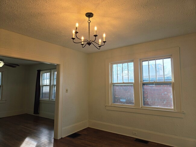 Building Photo - 12 E Chestnut St