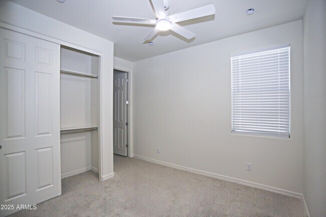 Building Photo - 935 W Finch Dr