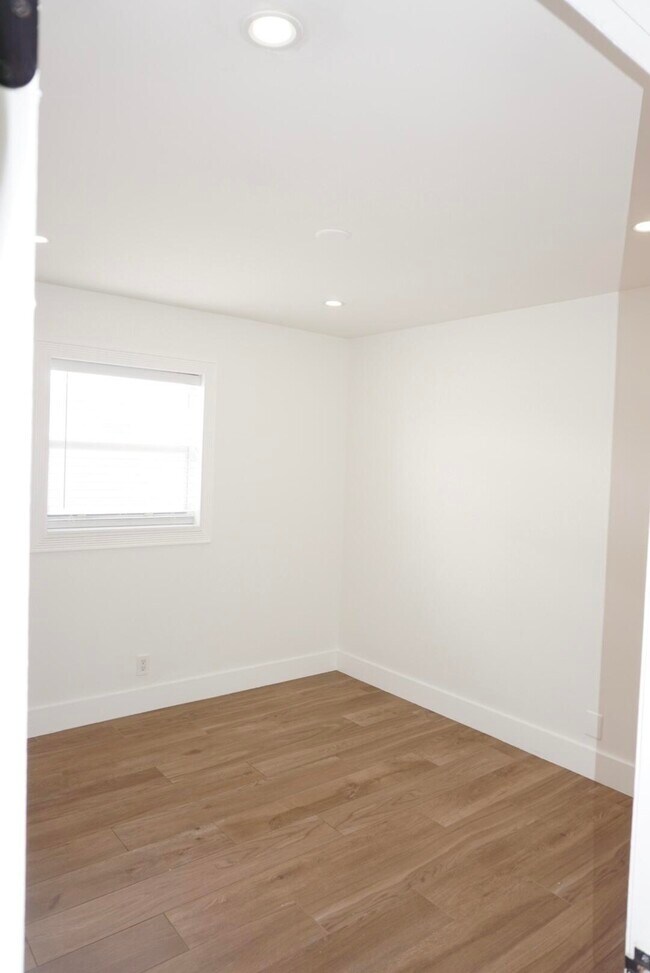 Building Photo - 403 Pinegrove Ave