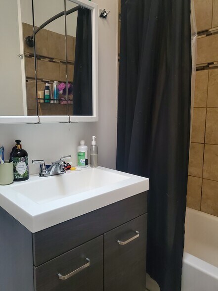 Building Photo - 2511 W Augusta Blvd