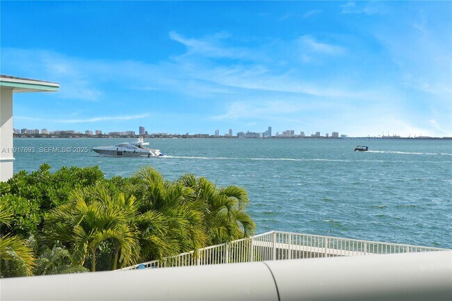 Building Photo - 2000 Bay Dr