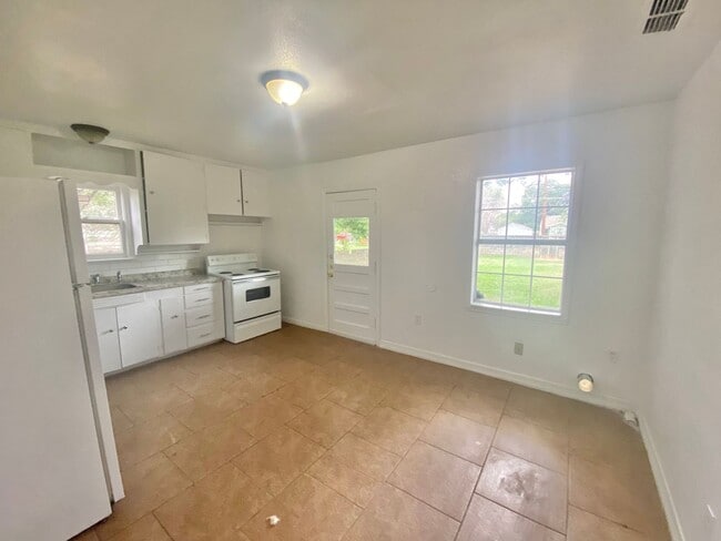 Building Photo - PRE-LEASING NOW. AVAILABLE 7/14