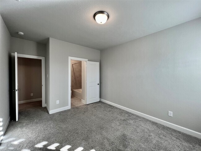 Building Photo - 547 Kingston Ln