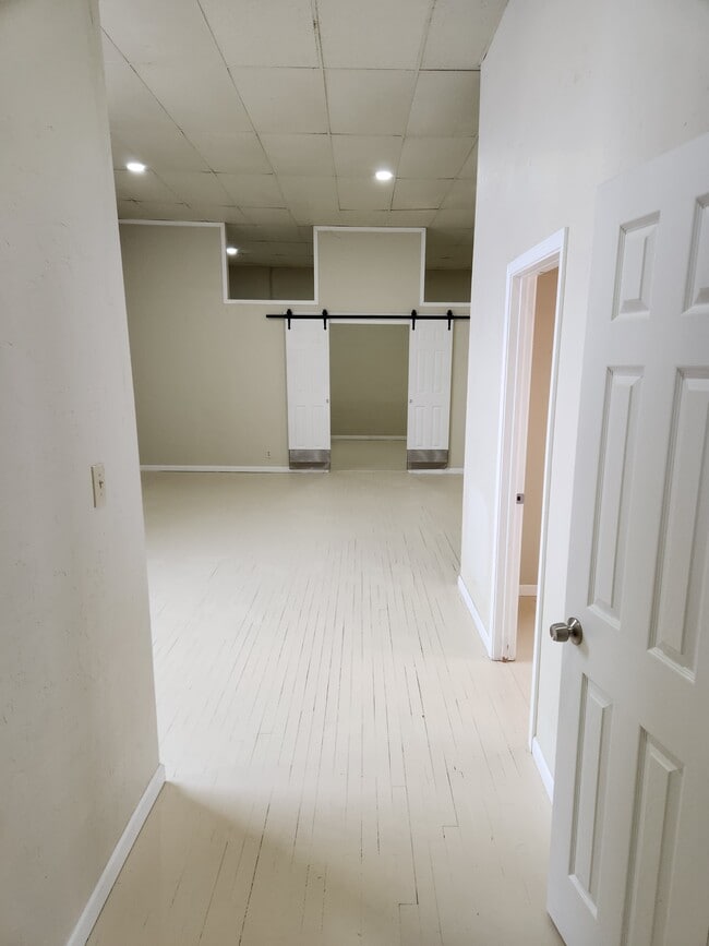 Building Photo - 208 E Main St