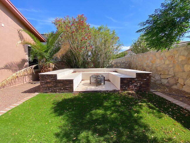 Building Photo - Northeast El Paso 3bed Refrig A/C