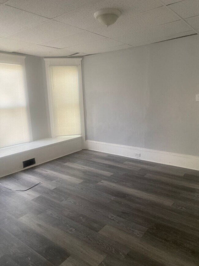 Building Photo - Bradwell3001-3003