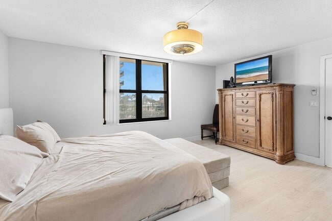 Building Photo - 5480 N Ocean Dr