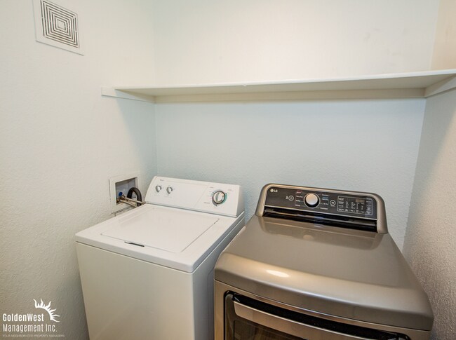 Building Photo - Charming 2Bdm 2Ba Condo in Gated Community!