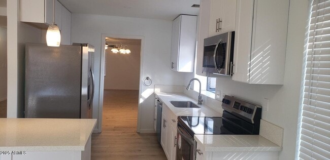 Building Photo - 2001 W Summit Pl