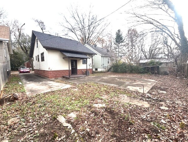 Building Photo - 3 Bed 1 Bath house in Shawnee - Central Air, Large Yard, Pets OKAY!