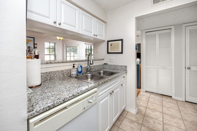 Building Photo - 1000 W Horatio St