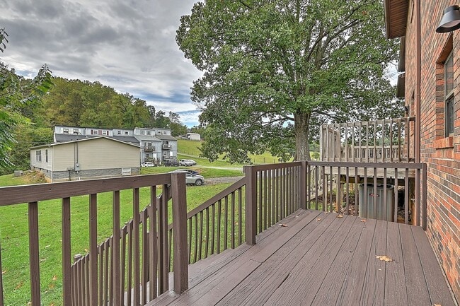 Building Photo - Newly Renovated 2 Bedroom 1.5 Bath Condo l...