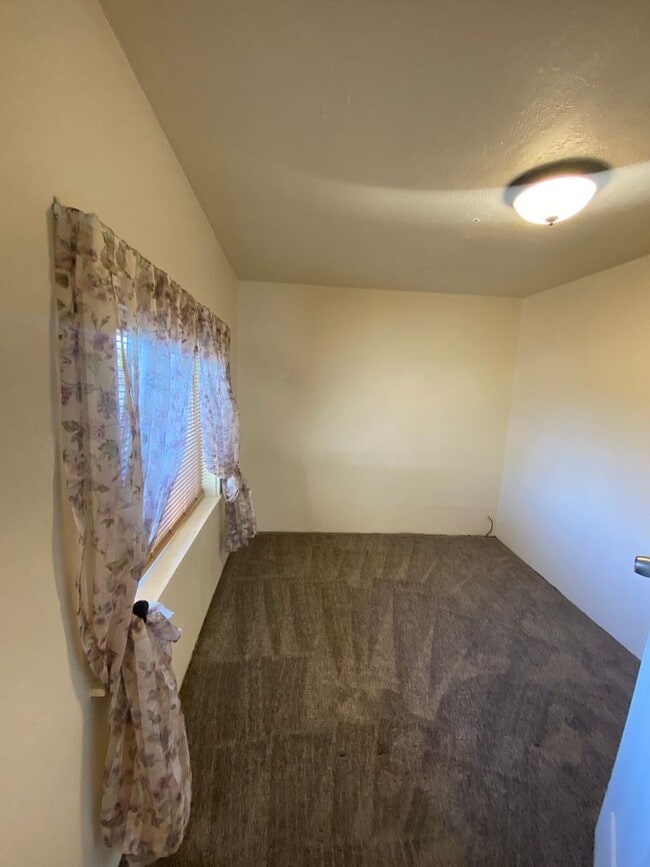 Building Photo - 2 bedroom, 1 bathroom house, fenced yard, ...