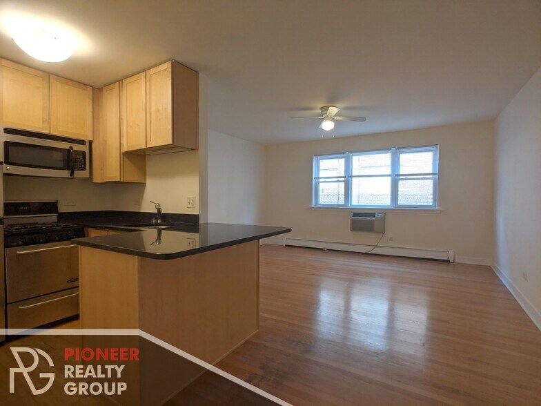 Building Photo - 630 W Wrightwood Ave