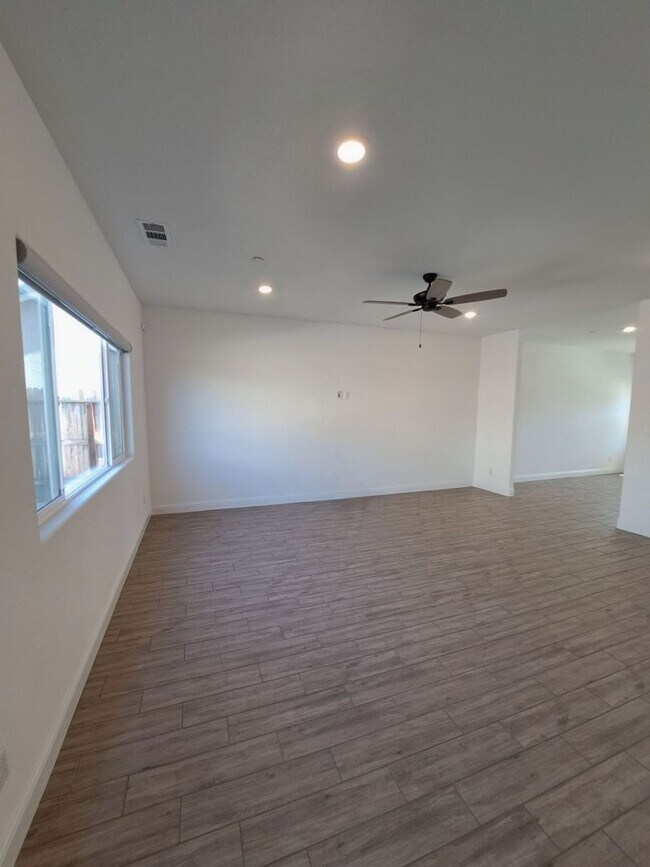 Building Photo - 911 Blue Oak Lane W