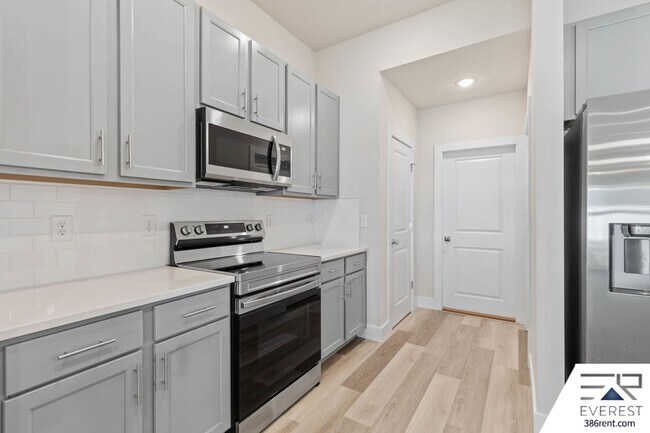 Building Photo - FULLY FENCED, UPGRADED 3/2/2 IN DESIRABLE PINE GROVE