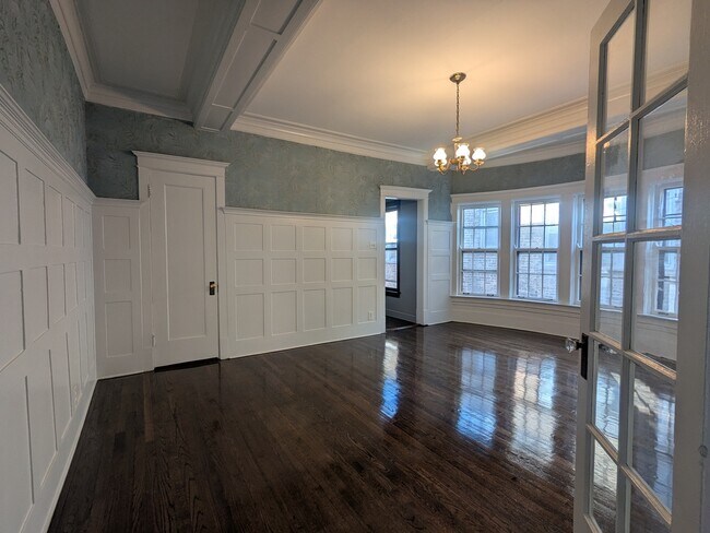 Building Photo - 5630 N Kenmore Ave