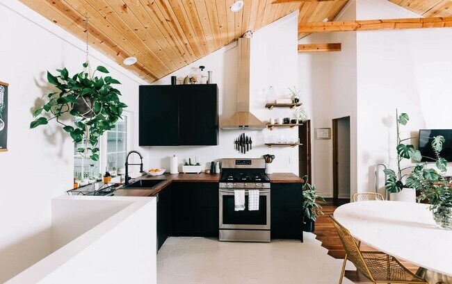 Building Photo - Classic Meets Modern Two-Bedroom, one bath Home in the Columbia Neighborhood