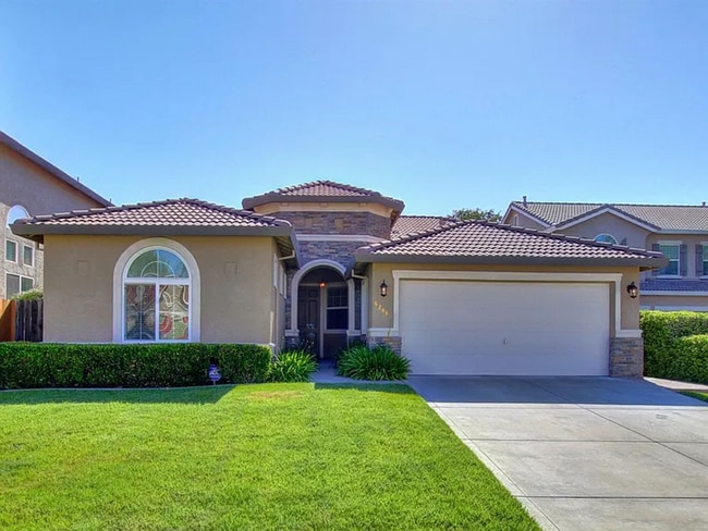 Primary Photo - Charming 3 Bedroom 2 Bath Home with bonus ...