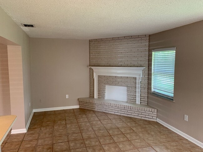 Building Photo - 3 Bed, 2 Bath Home for Rent in Northeast St. Pete