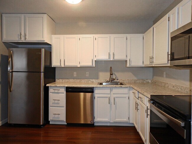 Building Photo - 9813 East Ave