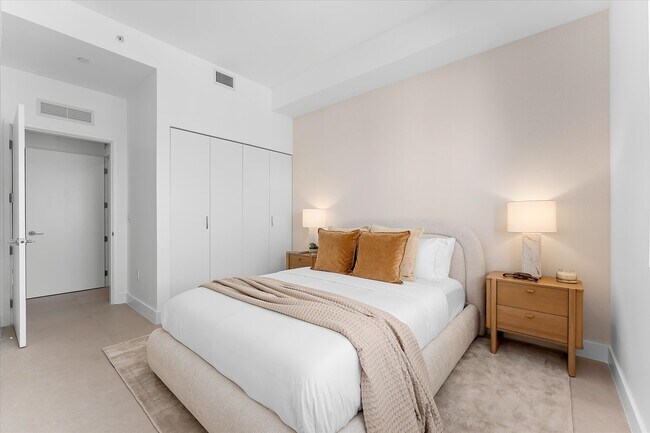 Building Photo - 700 NE 24th St