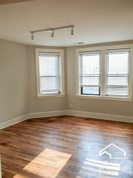 Building Photo - 2231 W Wilson Ave