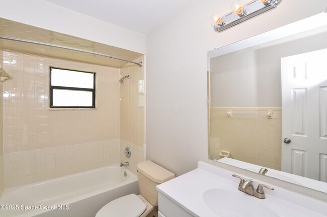 Building Photo - 980 Butia St