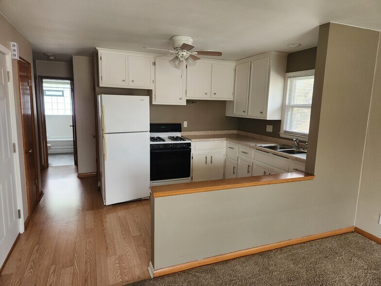 Building Photo - 2272 W Bolivar Ave