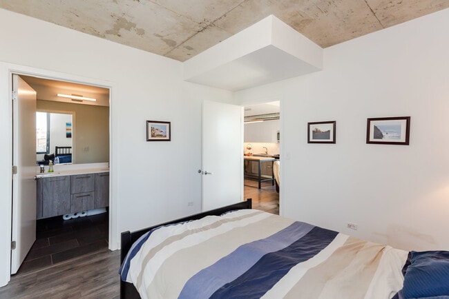 Building Photo - 1714 W Roscoe St