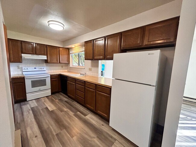 Building Photo - Spacious 2 Bed, 1 Bath on South Hill!