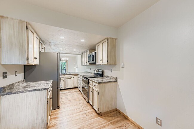 Building Photo - Cozy 4B/2B Unit With Views In East Boulder...