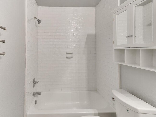 Building Photo - 5612 SE 87th St