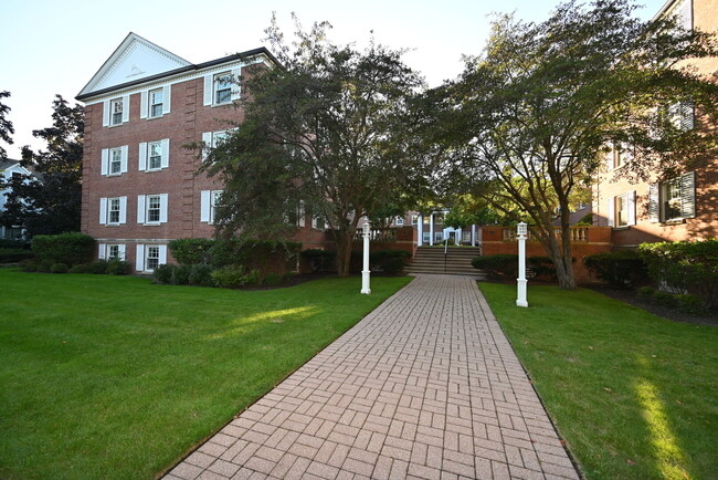 Primary Photo - 1402 Hinman Ave