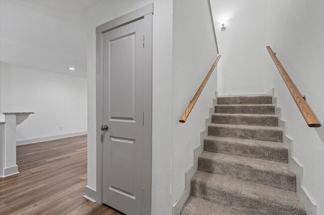 Building Photo - Updated Amazing Townhome