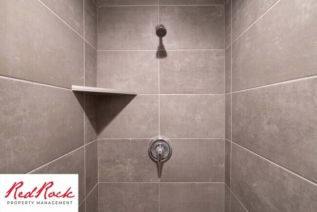 Building Photo - 494 530 W