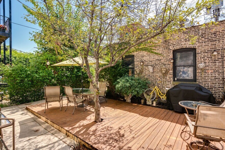 Building Photo - 921 W Newport Ave