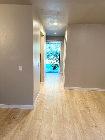 Building Photo - 12713 NE 83rd Ct