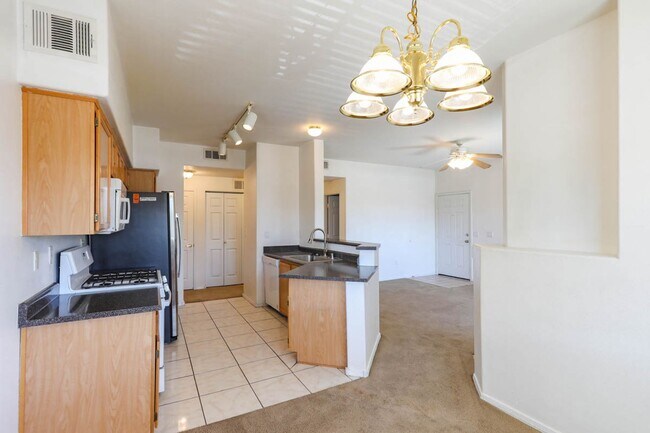 Building Photo - 2 Bed Condo Centrally Located