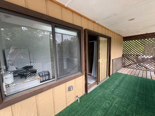 Building Photo - Large studio apartment with use of pool!