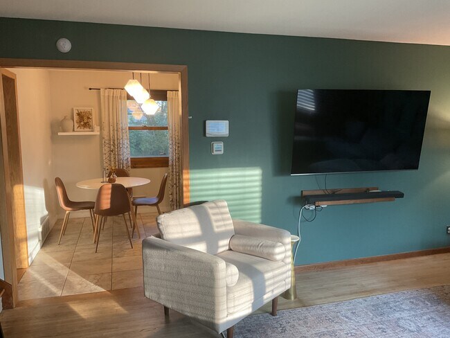 Building Photo - 945 Beacon Ln