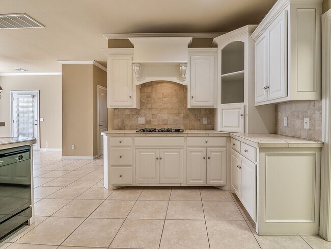 Building Photo - Spacious Edmond Gem with Bonus Room & Cove...